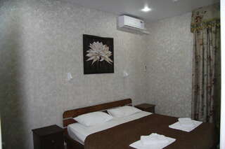 Гостиница Гольфстрим Сукко Трехместный номер с видом на горы-11