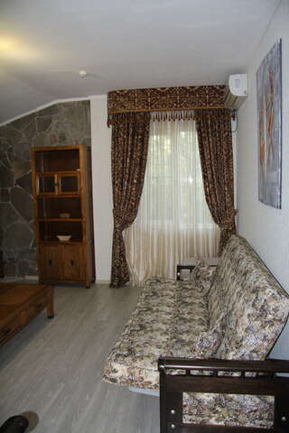 Гостиница Гольфстрим Сукко Трехместный номер с видом на горы-7